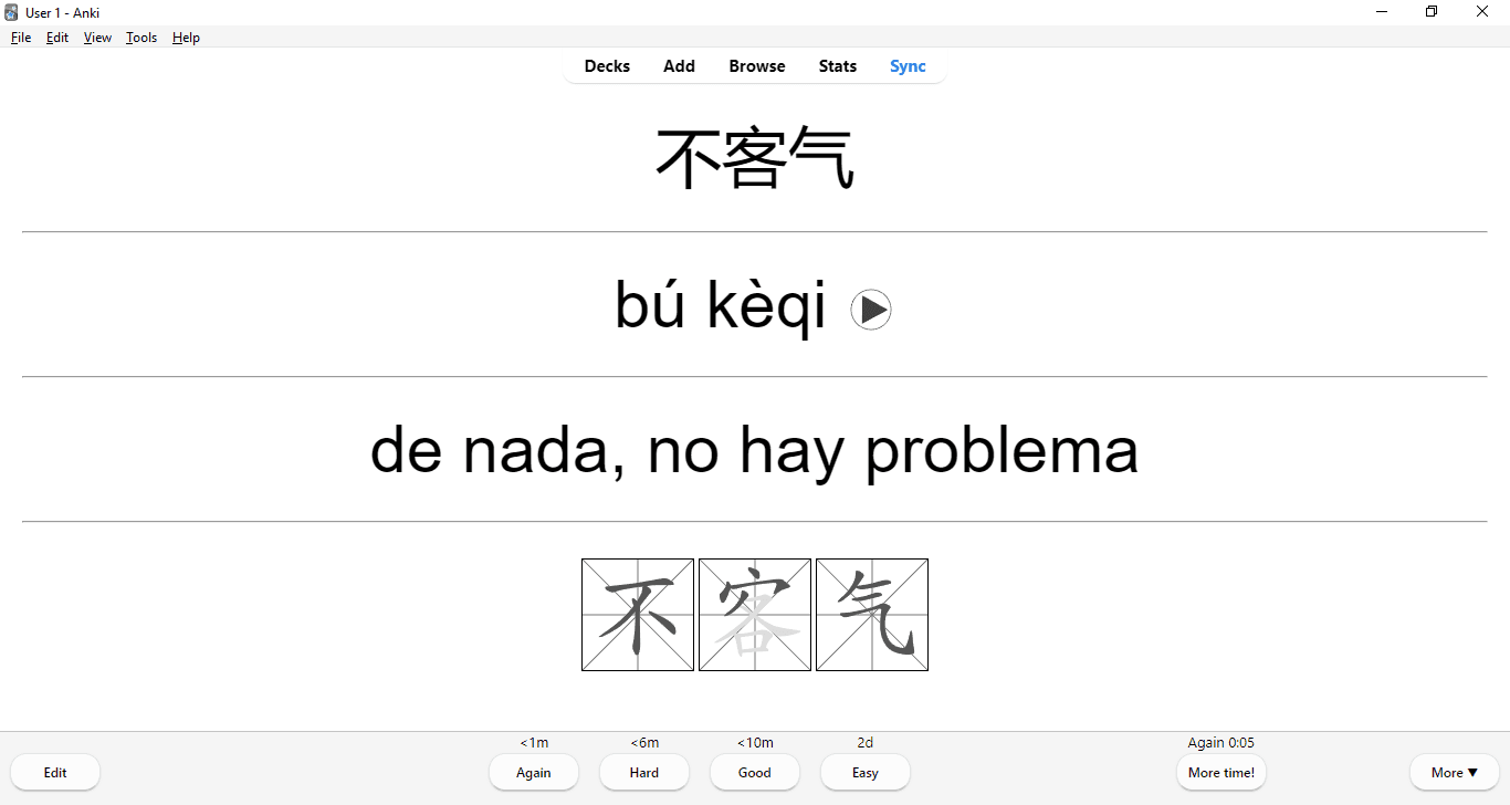 Flashcard mostrando los carácteres 不客气, su forma en pinyin, su audio, traducción al español y una animación con la sucesión de trazos